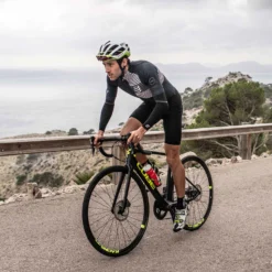 Compressport ArmForce Ultralight Compressie Armwarmers - Zwart -Aanbiedingen Rijwiel Kleding Winkel compressport armforce ultralight compression sleeves black 3 823354