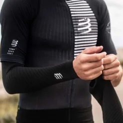 Compressport ArmForce Ultralight Compressie Armwarmers - Zwart -Aanbiedingen Rijwiel Kleding Winkel compressport armforce ultralight compression sleeves black 4 823355