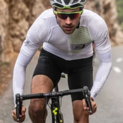 Compressport ArmForce Ultralight Compressie Armwarmers - Wit -Aanbiedingen Rijwiel Kleding Winkel compressport armforce ultralight compression sleeves white 3 823372