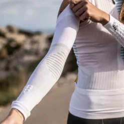 Compressport ArmForce Ultralight Compressie Armwarmers - Wit -Aanbiedingen Rijwiel Kleding Winkel compressport armforce ultralight compression sleeves white 5 823374