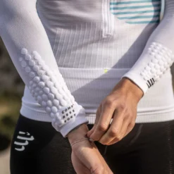 Compressport ArmForce Ultralight Compressie Armwarmers - Wit -Aanbiedingen Rijwiel Kleding Winkel compressport armforce ultralight compression sleeves white 6 823378