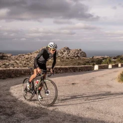 Compressport Under Control Compressie Armwarmers - Zwart -Aanbiedingen Rijwiel Kleding Winkel compressport under control compression arm sleeves black 3 827979