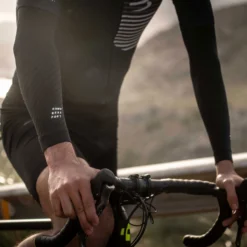 Compressport Under Control Compressie Armwarmers - Zwart -Aanbiedingen Rijwiel Kleding Winkel compressport under control compression arm sleeves black 4 827978