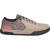 Five Ten Freerider Pro Dames Mountain Bike Schoenen - Wonder Taupe / Grey One / Purple 2 Five Ten Freerider Pro Dames Mountain Bike Schoenen - Wonder Taupe / Grey One / Purple -Aanbiedingen Rijwiel Kleding Winkel five ten if7437 wonder taupe grey one purple 01 1520164