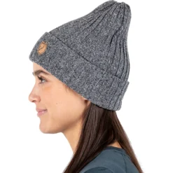 FJÄLLRÄVEN Fjällräven Byron Gebreide Muts - Deep Sea -Aanbiedingen Rijwiel Kleding Winkel fjaellraeven byron hat deep sea 1 1505639