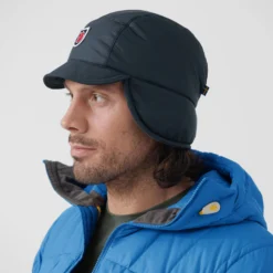 FJÄLLRÄVEN Fjällräven Expedition Padded Muts - Navy -Aanbiedingen Rijwiel Kleding Winkel fjaellraeven expedition padded cap navy 2 1252059