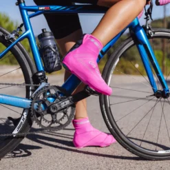 GripGrab RaceAero Hi-Vis Lichtgewicht Lycra Overschoen - Pink Hi-Vis -Aanbiedingen Rijwiel Kleding Winkel gripgrab raceaero hi vis lightweight lycra shoe cover pink hi vis 2 1200502