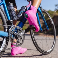 GripGrab RaceAero Hi-Vis Lichtgewicht Lycra Overschoen - Pink Hi-Vis -Aanbiedingen Rijwiel Kleding Winkel gripgrab raceaero hi vis lightweight lycra shoe cover pink hi vis 3 1200503